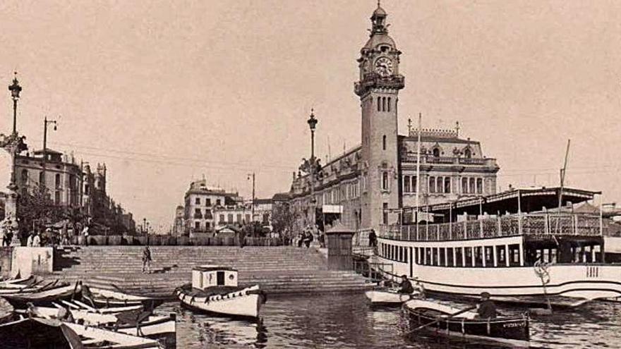 Imagen de la Escalera Real del puerto a principios del siglo XX, cuando alcanzó su mayor esplendor.