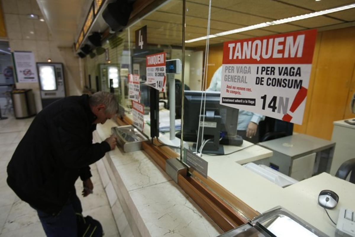 Un home, a les taquilles de l’estació de Sants.