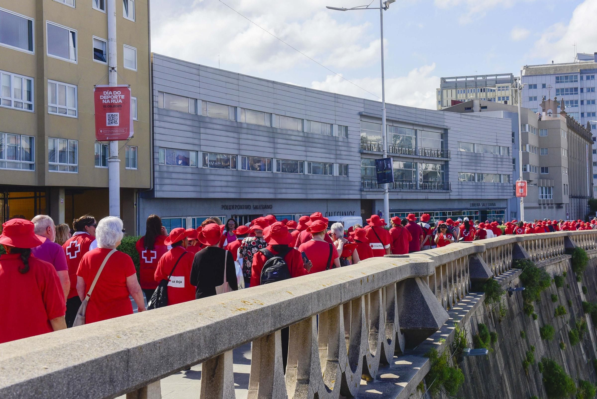 Voluntarios de Cruz Roja acompañan a mayores en un paseo por el Día contra el abuso y maltrato en la vejez