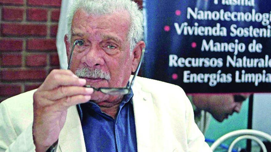 El poeta y dramaturgo Derek Walcott.