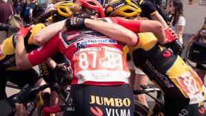 Marianne Vos (de rojo) recibe la enhorabuena de sus compañeras tras ganar la tercera etapa de la Vuelta.