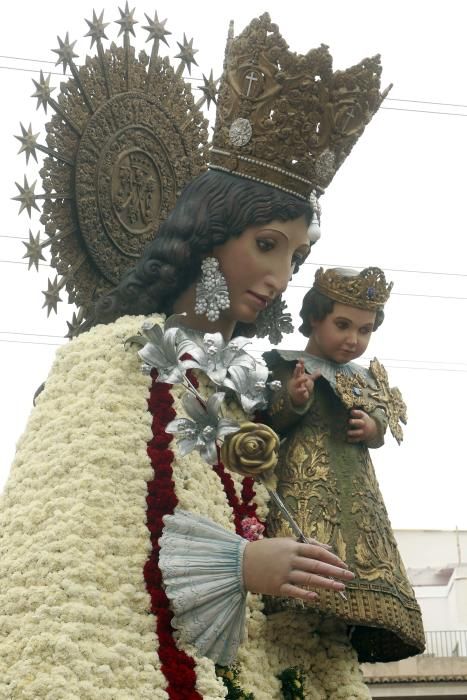 La plaza se llena para ver el manto de la Virgen