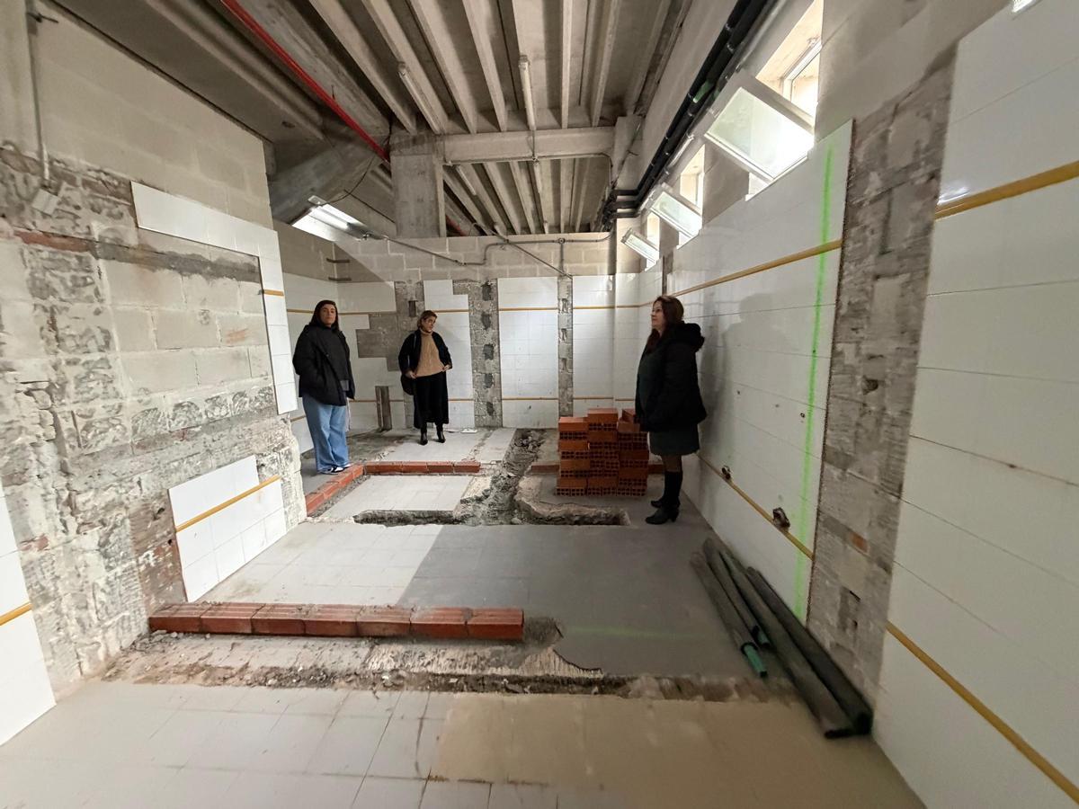 Xiana Abal, Sagrario Martínez y Araceli Gestido, supervisando las obras.