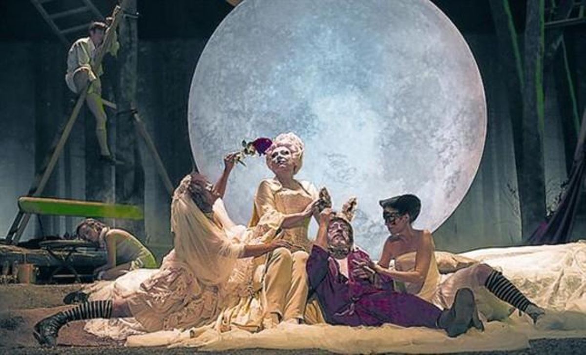 Un moment d’una escena al bosc màgic instal·lat a la Sala Gran. Un moment d’una escena al bosc màgic instal·lat a la Sala Gran.
