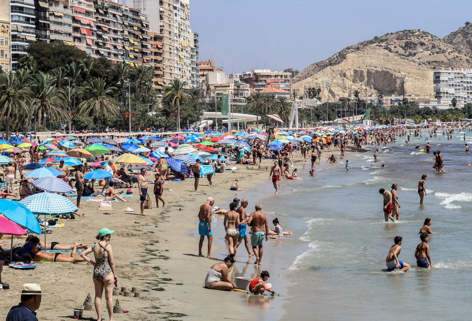 El Archivo Municipal recupera la historia de la playa del Postiguet