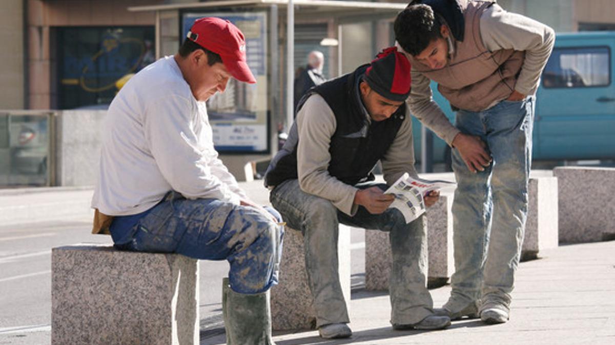 Inmigrantes, en una plaza de Vic, el pasado mes de febrero.