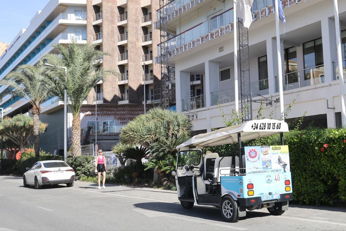 Tes tuctucs esperan a los turistas subidos a las aceras del entorno del Postiguet