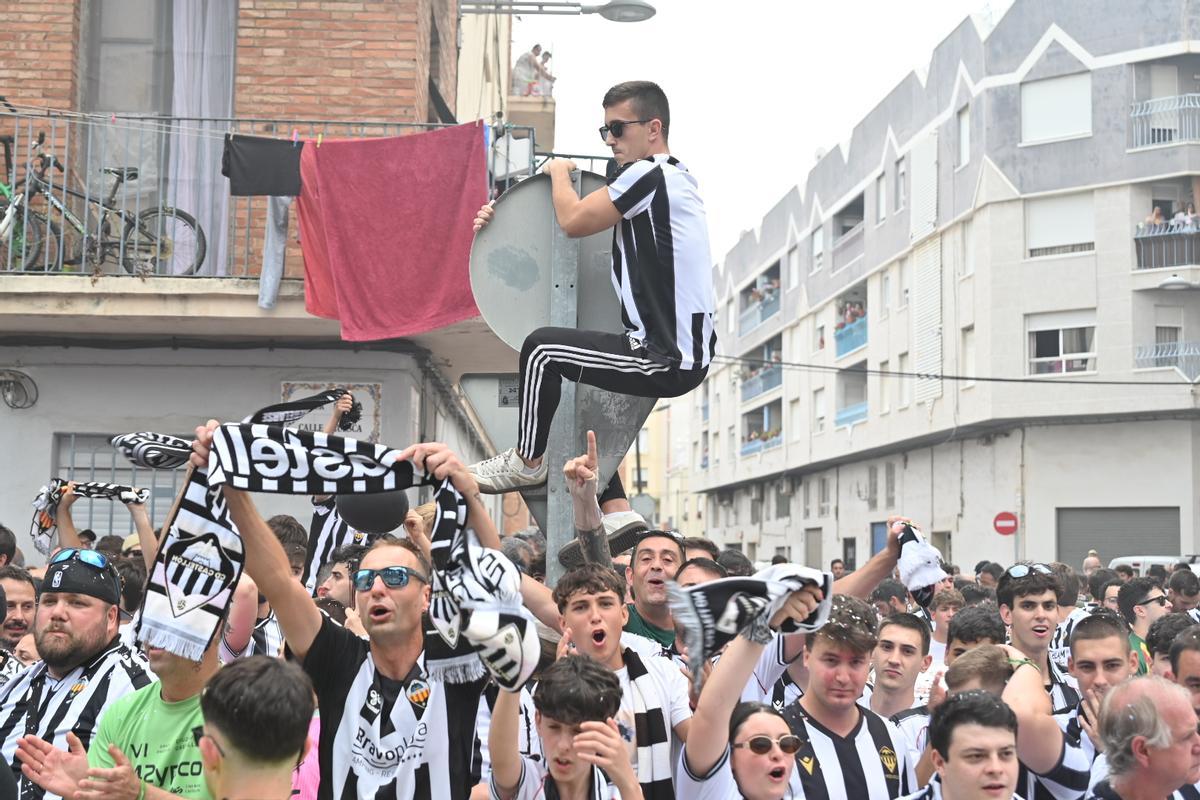 Galería | Ambientazo en la previa del Castellón-Eibar y el recibimiento del bus en la calle Huesca Galería | Ambientazo en la previa del Castellón-Eibar y el recibimiento del bus en la calle Huesca