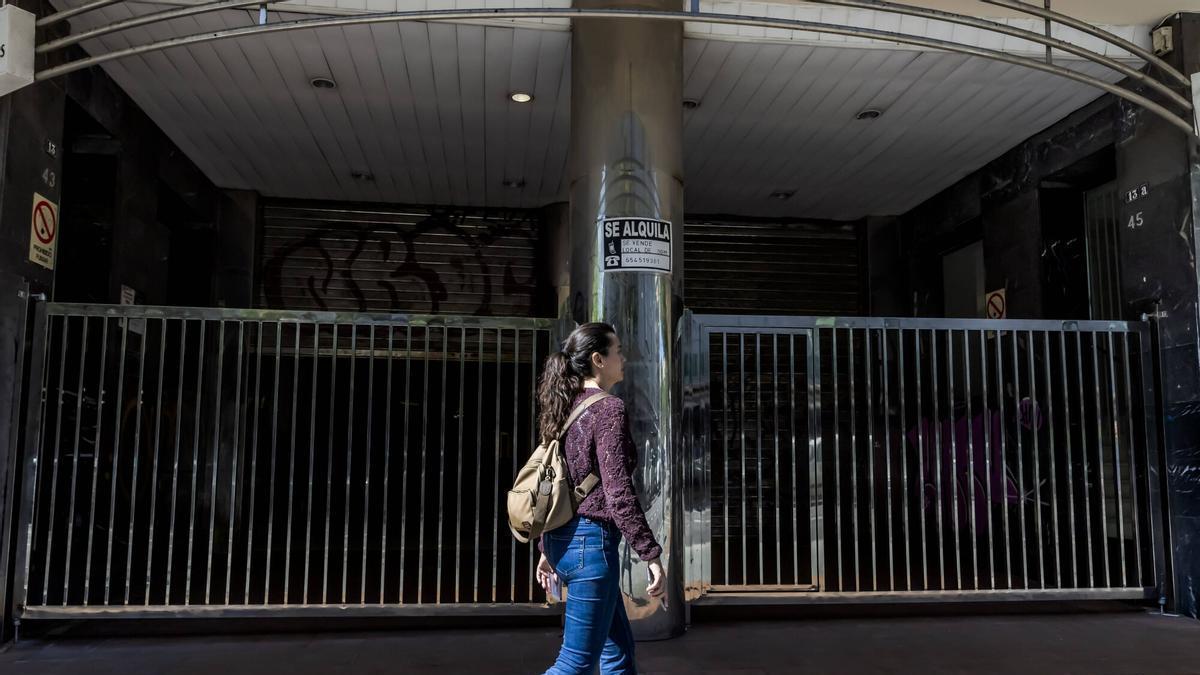 La barrera de las Galerías de Avenidas para evitar que indigentes vuelvan a instalarse allí.