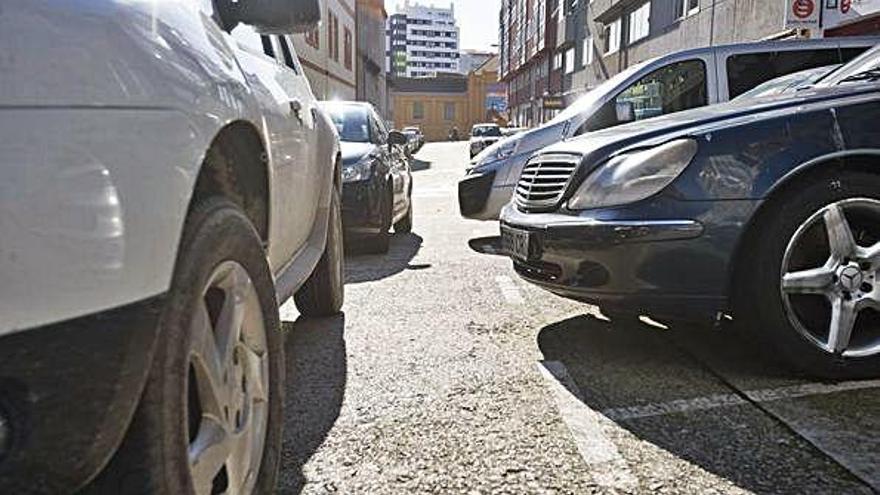 Dos vehículos en doble fila en la calle Parque, en Monte Alto.