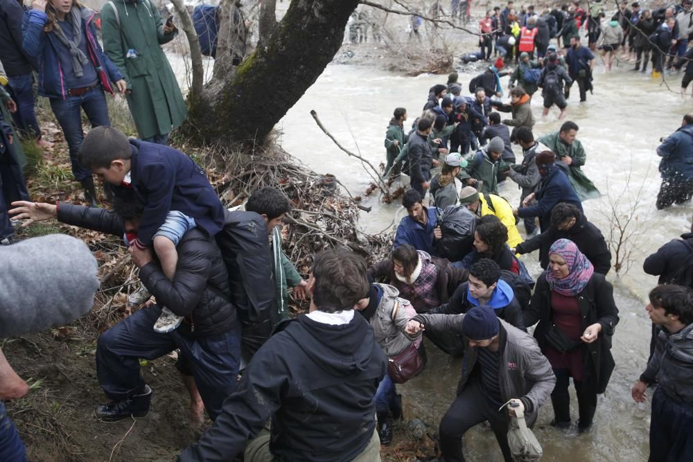 Miles de refugiados cruzan un río para acceder a Macedonia