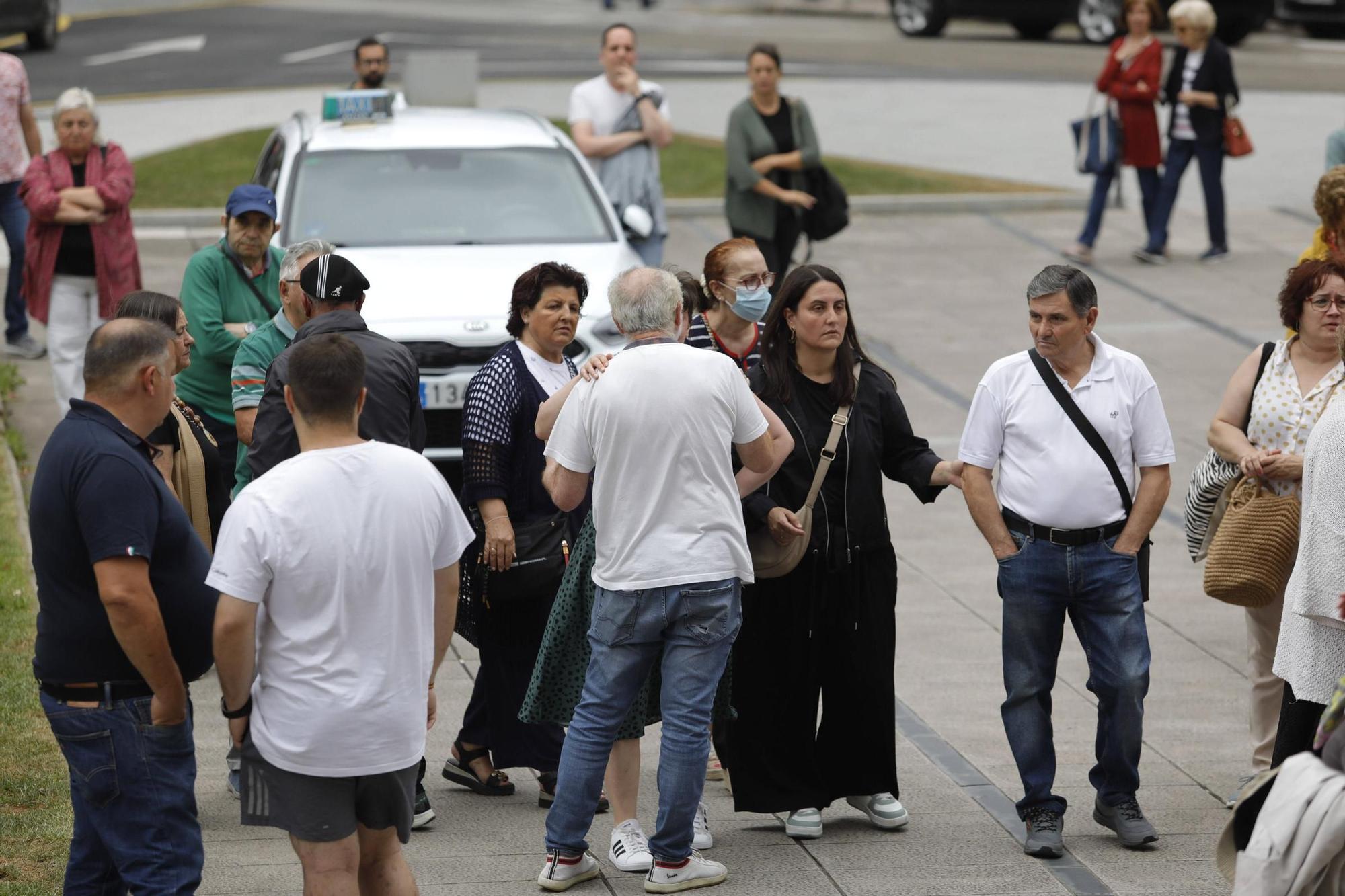 Así fue la despedida y el homenaje de amigos y clientes del Cafetón en Avilés a sus dueños, muertos en León