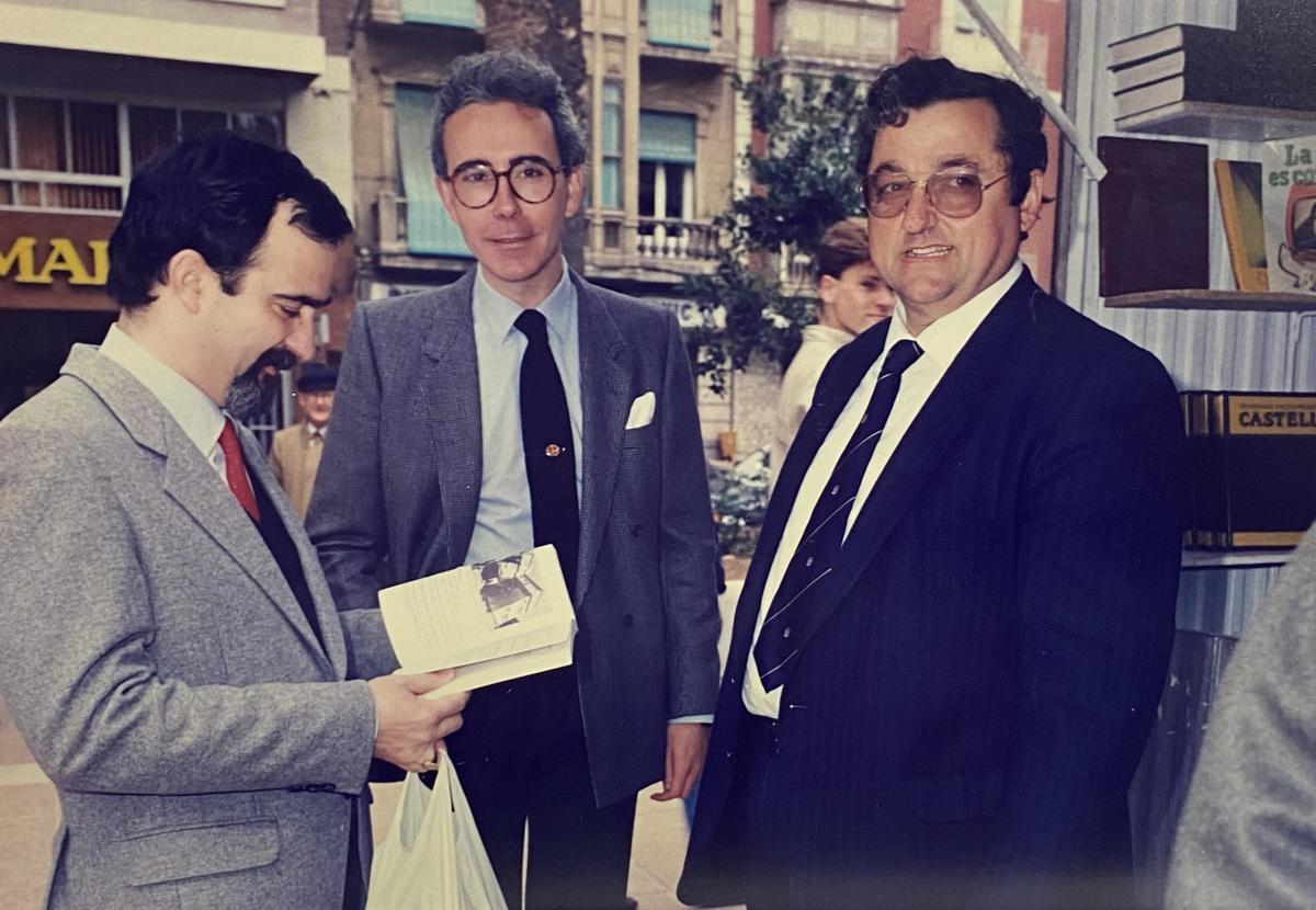 El alcalde Antonio Vallejo, Ángel Serrano Botella y el editor Fulgencio Pedreño