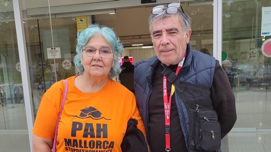 Àngela Pons y Javier González, frente a la OAC de Son Moix.