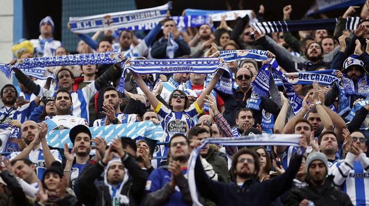 Nombrosos aficionats del Deportivo animen el seu equip durant el partit contra l’Atlètic al Calderón. Nombrosos aficionats del Deportivo animen el seu equip durant el partit contra l’Atlètic al Calderón.