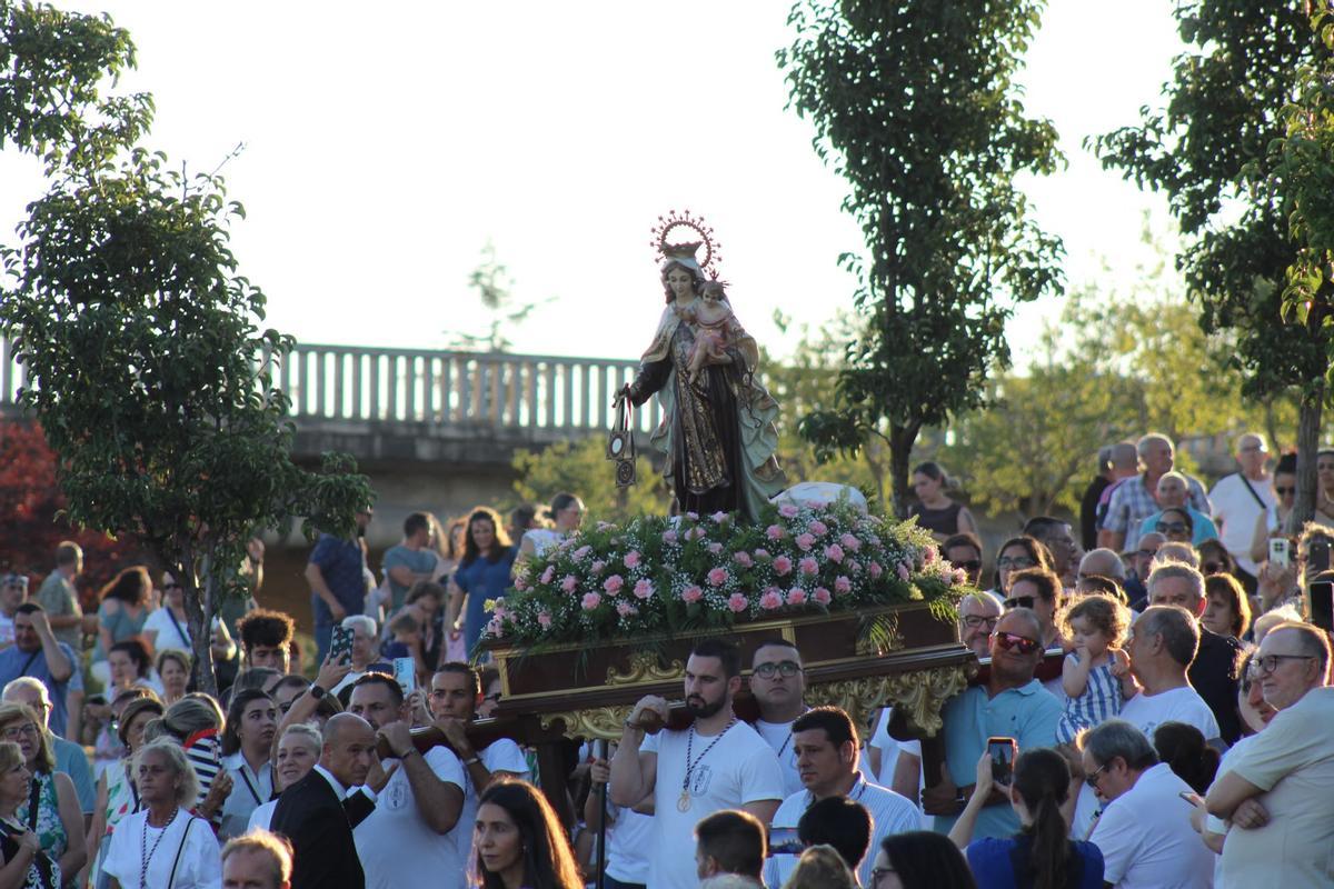 FOTOGALERÍA | La Virgen del Carmen surca el río Guadiana en Badajoz: "Ellas son las que reman y las que de verdad la guían"