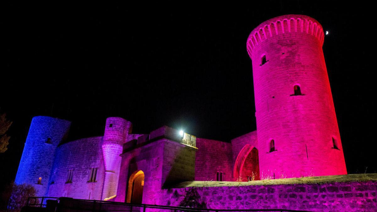 El Castillo de Bellver se ilumina con los colores del arcoíris por el Día del Orgullo