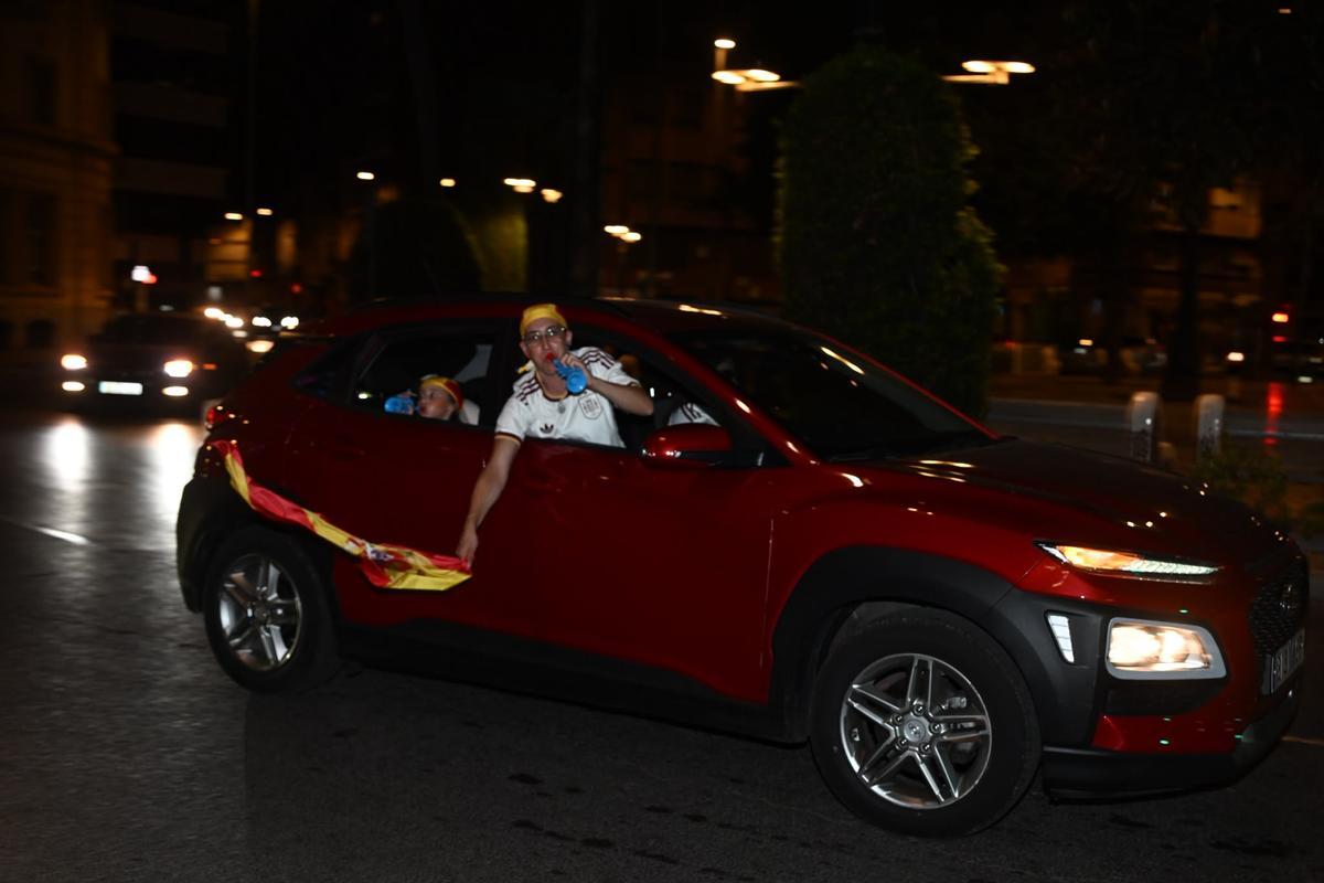 Imagen de coches pitando por las calles de Castelló.