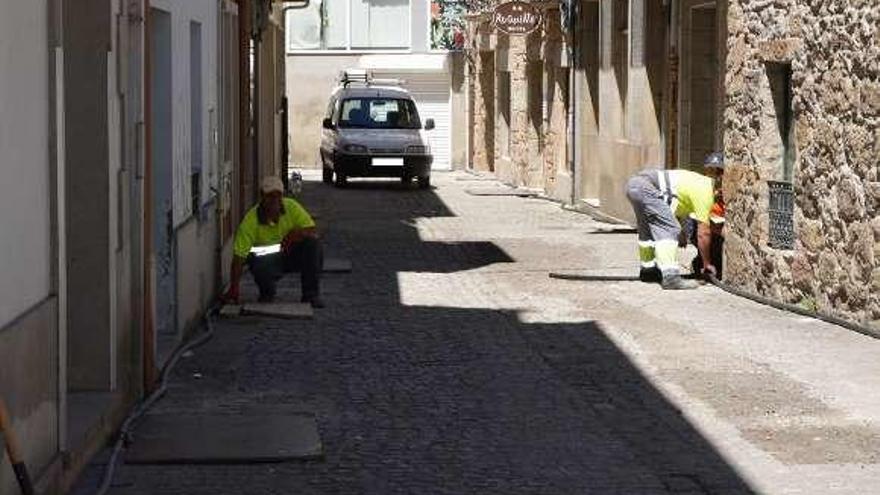 Los trabajos en la calle Fornos. // Faro