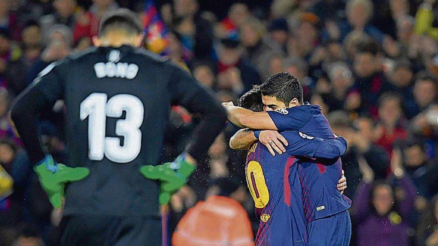Luis Suárez y Messi celebran en un ante el portero del Girona, Bounou.