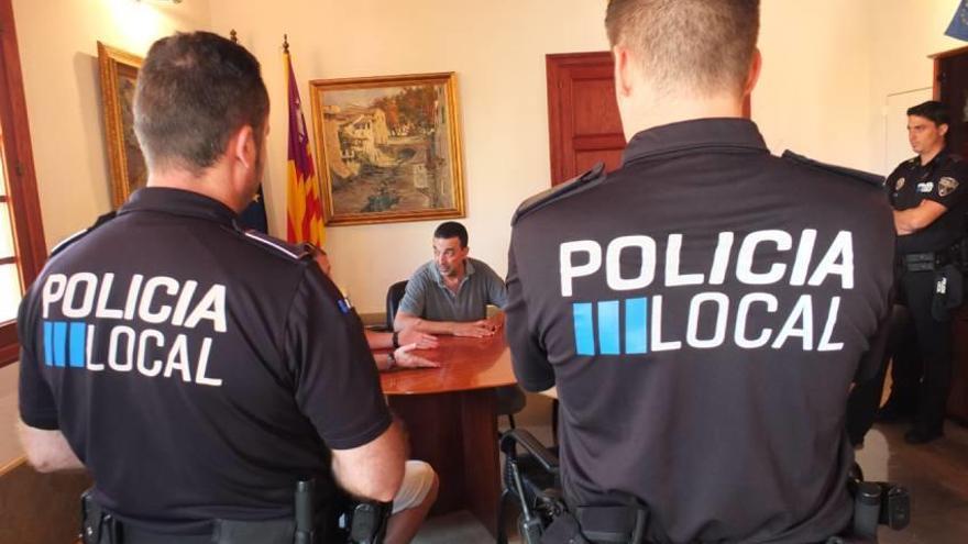 Imagen de la protesta de los agentes en el despacho del alcalde Jaume Servera.
