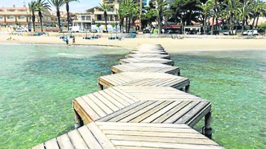 Pasarela de uno de los balnearios instalados en Santiago de la Ribera