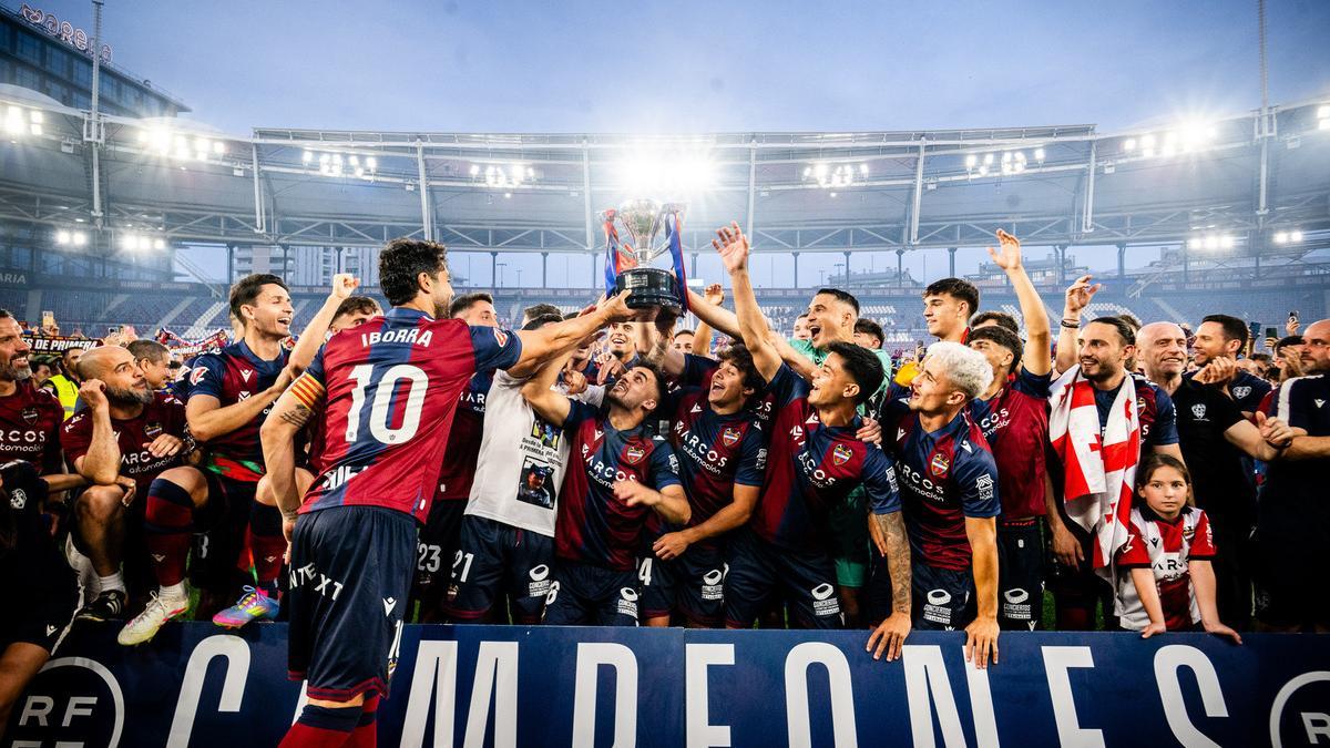 El Levante UD durante su celebración del ascenso a Primera División