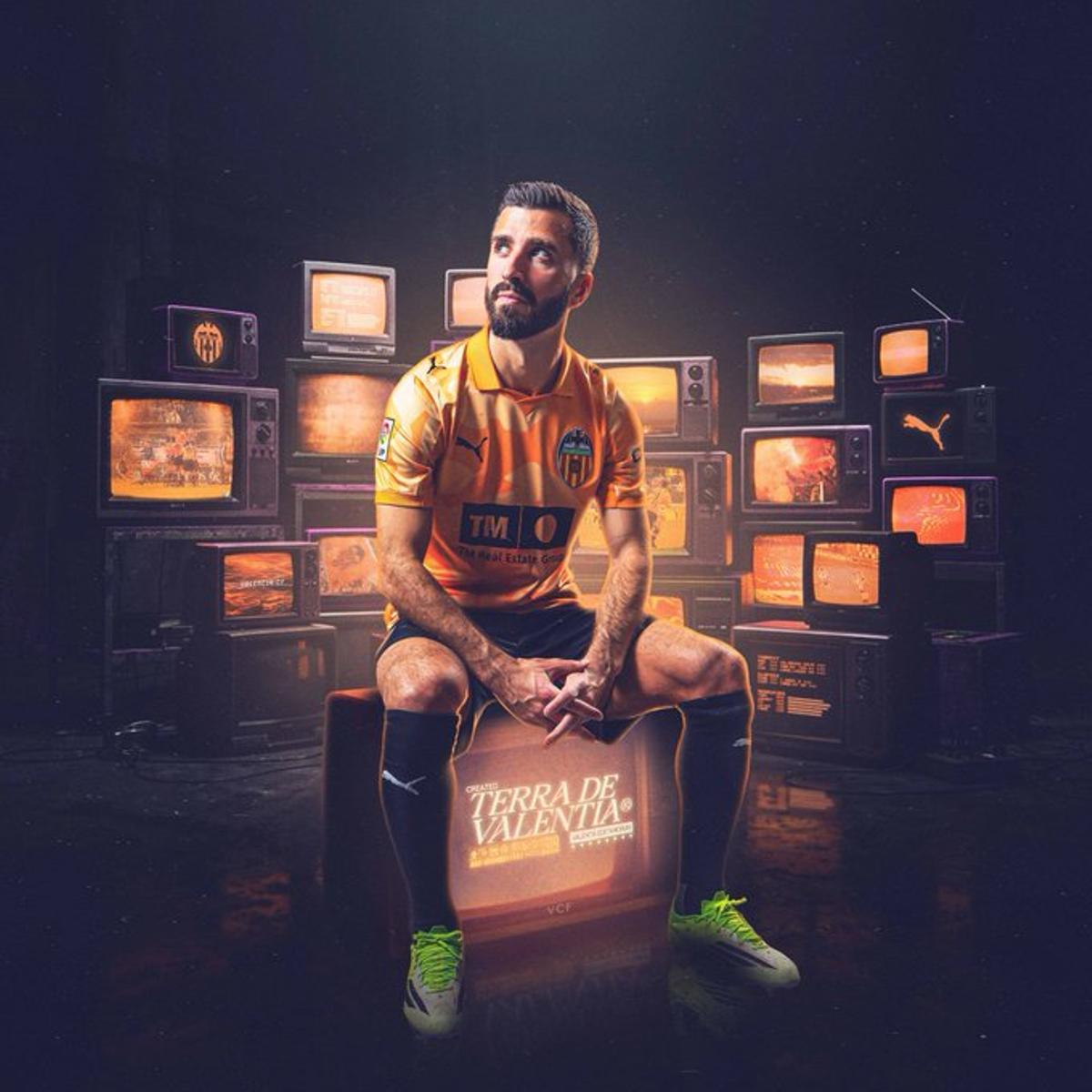 Gayà posando con la camiseta