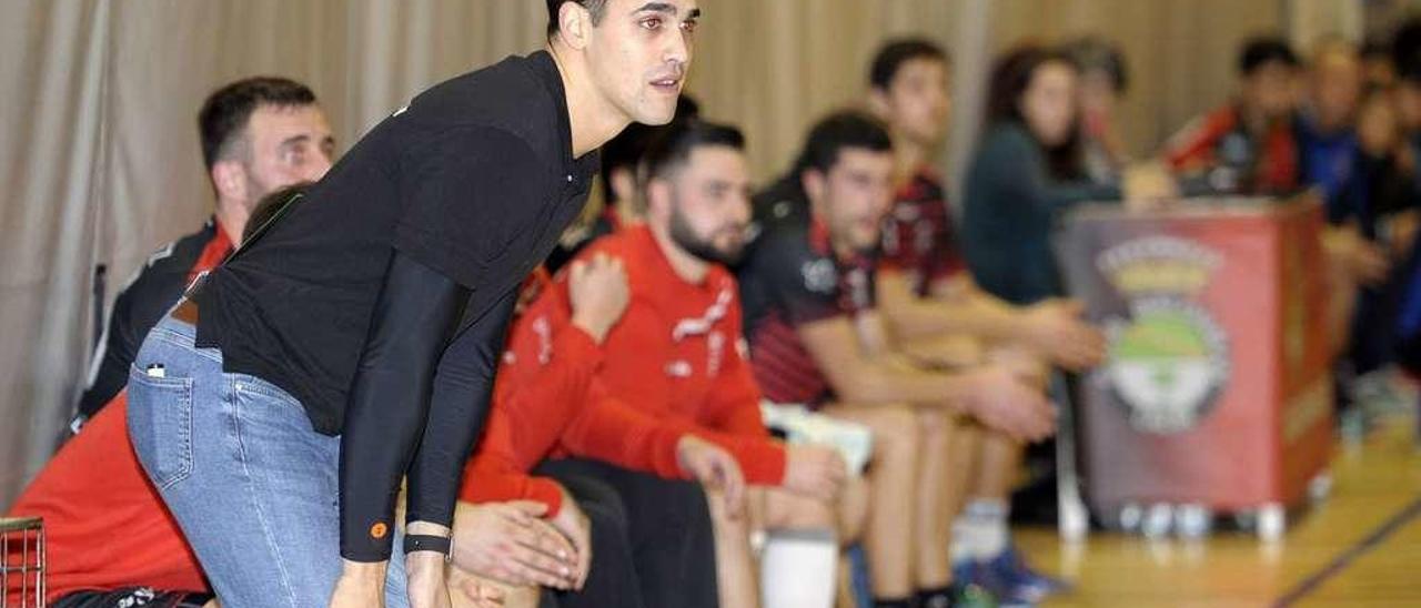 El técnico Pablo Cacheda durante un partido de los rojinegros en su pista del multiusos Lalín Arena. // Bernabé/Javier Lalín