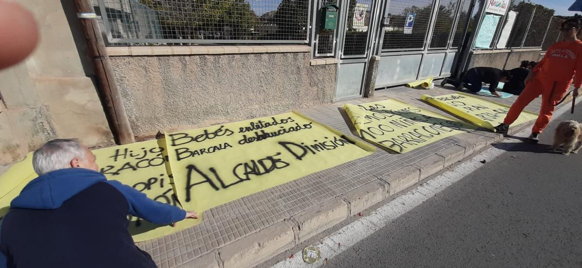 Uno de los carteles han preparados los padres y madres.