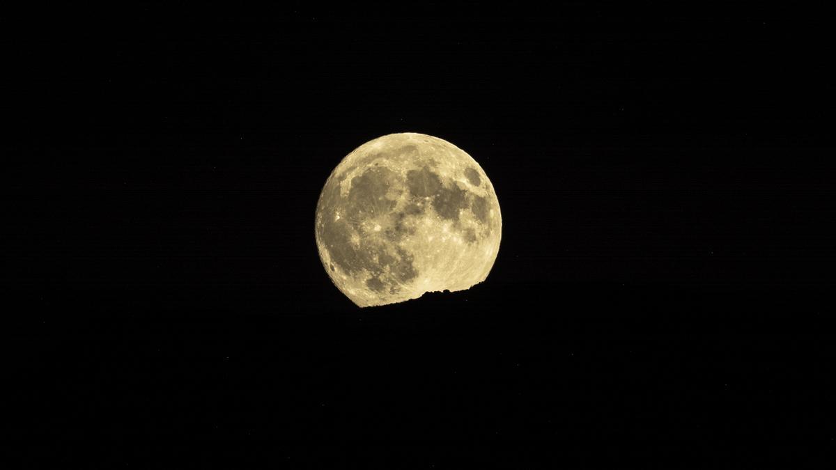 FOTOGALERÍA | La 'Luna del Ciervo' ilumina la noche de Hervás.
