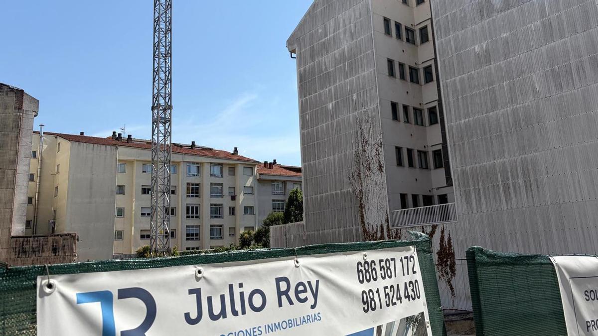Obras de construcción de un edificio de 78 viviendas en la confluencia de las rúas Madalena y Xaquín Lorenzo en O Milladoiro.