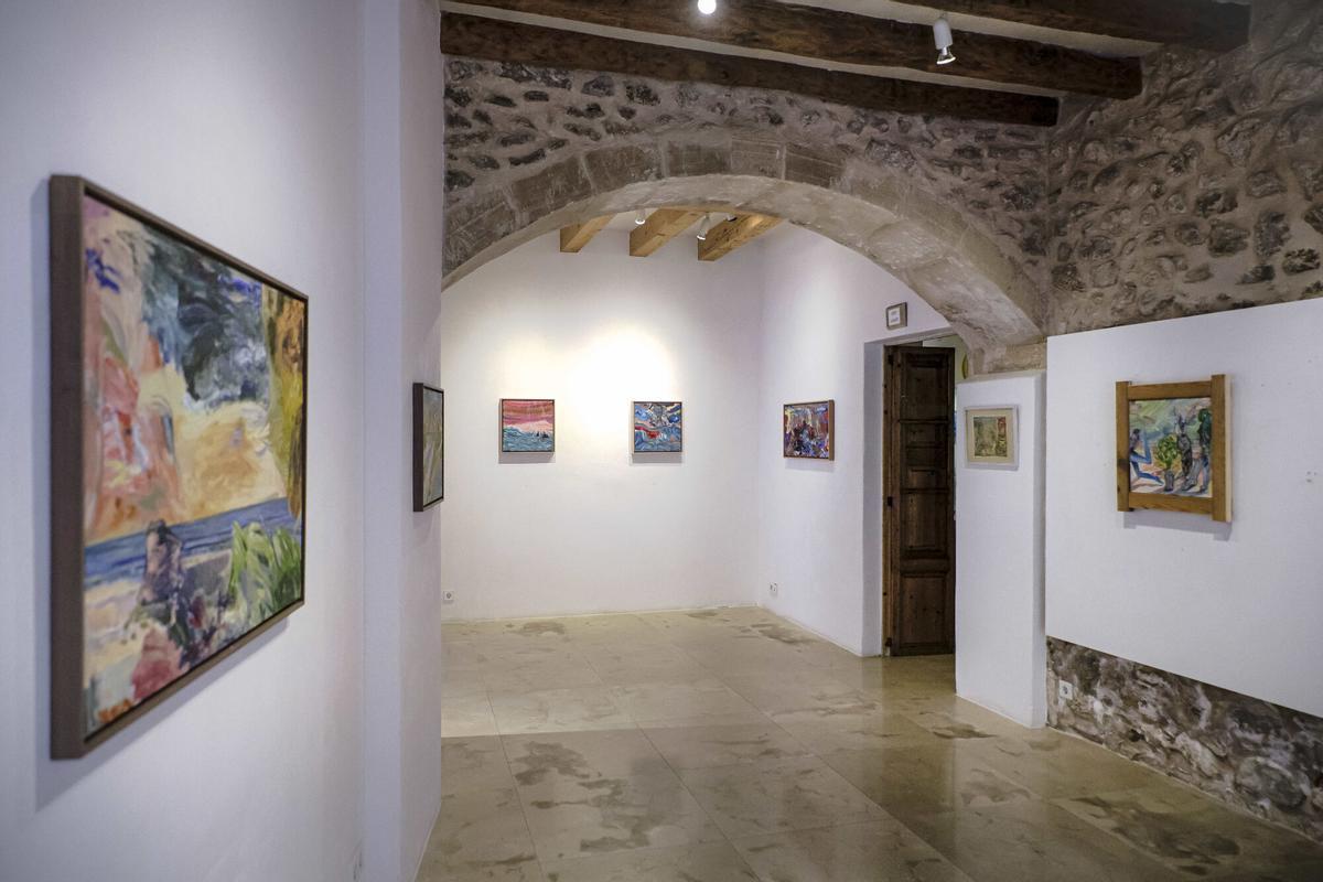 El célebre músico, Manolo García, exhibe sus pinturas por primera vez en Mallorca.