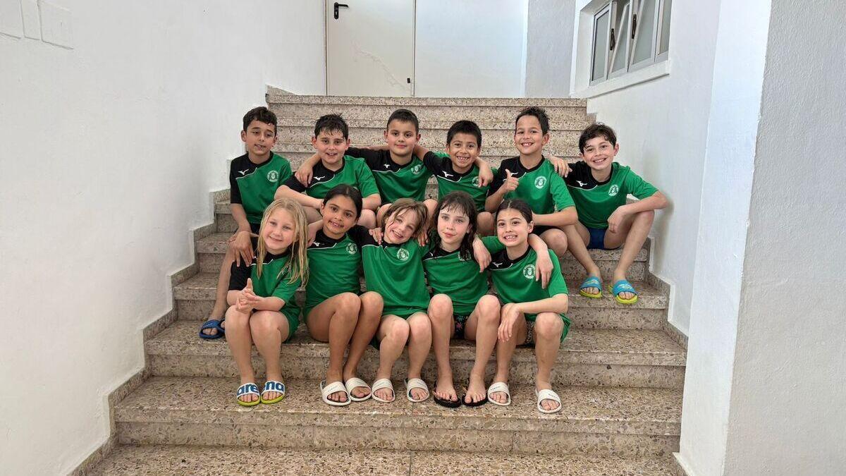 Los pequeños del Natació i Esports Gandia tras su competición