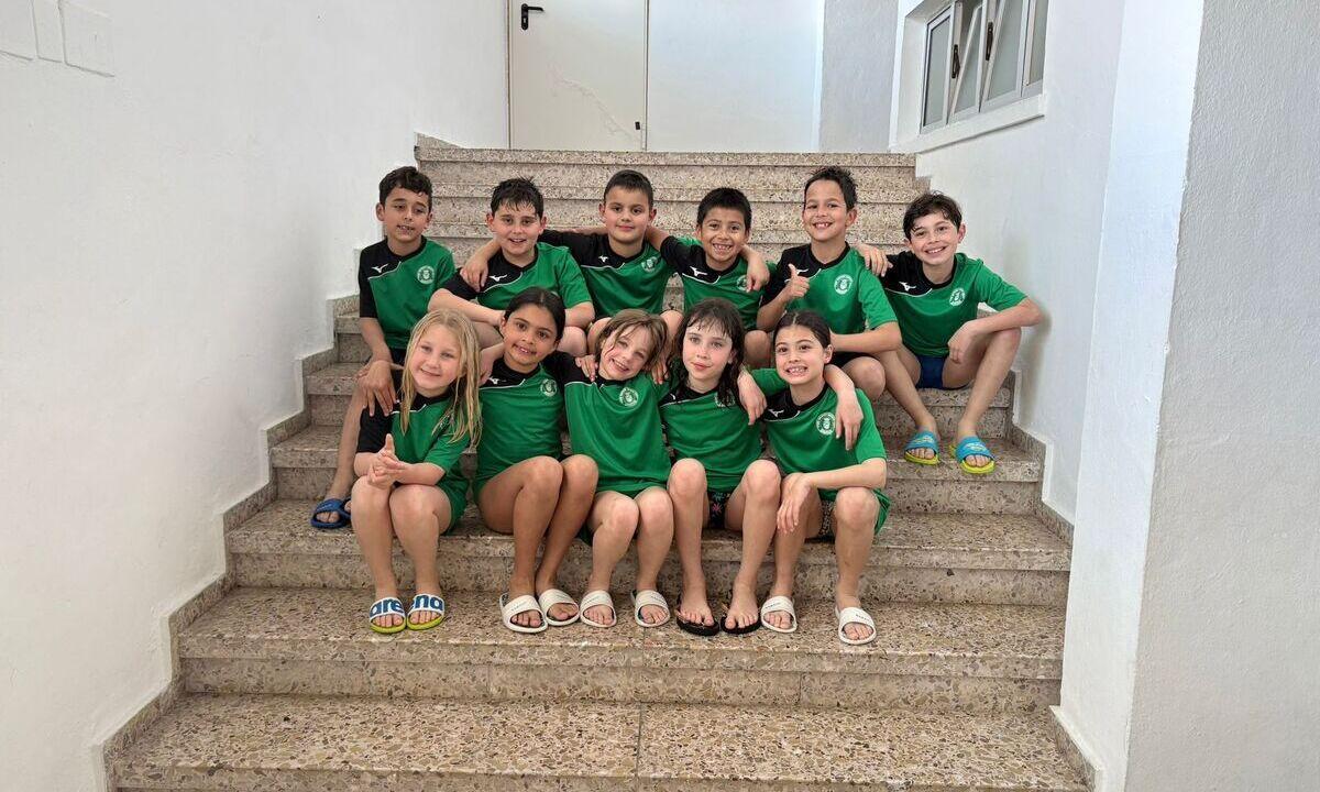 Los pequeños del Natació i Esports Gandia tras su competición
