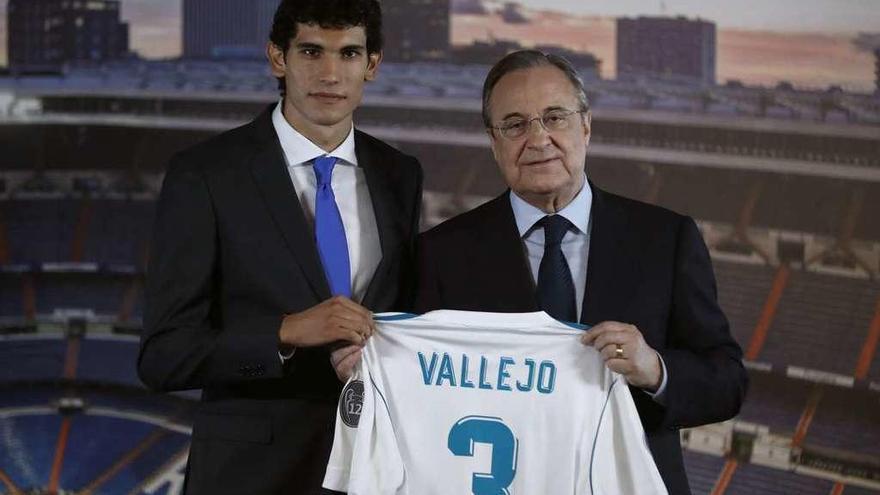 Jesús Vallejo y Florentino Pérez, durante la presentación. // Efe