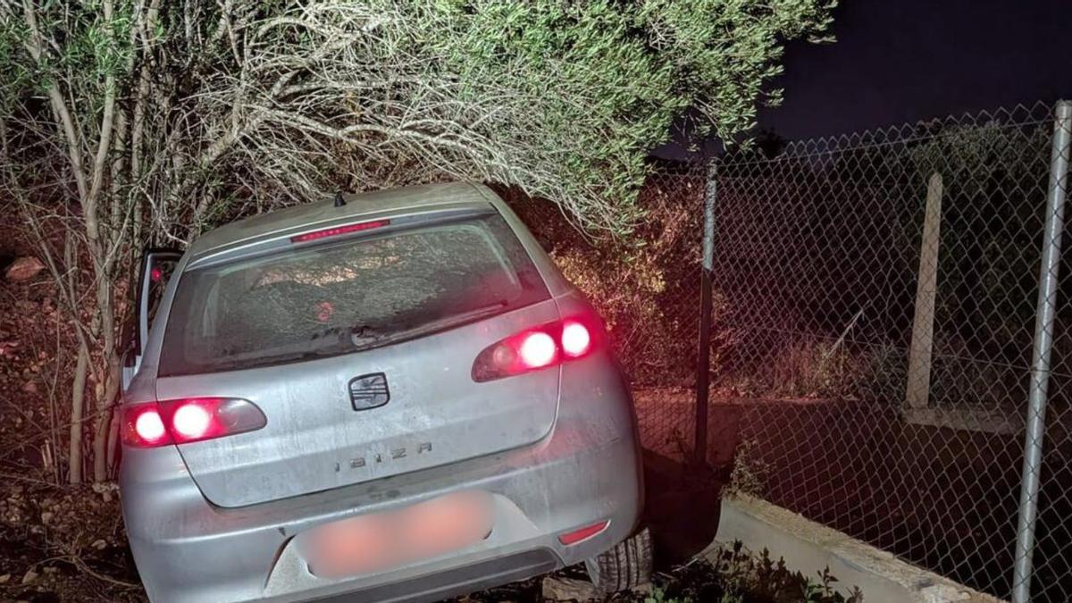 Se puso al volante del Seat Ibiza, trató de huir a gran velocidad y acabó chocando contra la valla de una finca: ahí fue detenido.