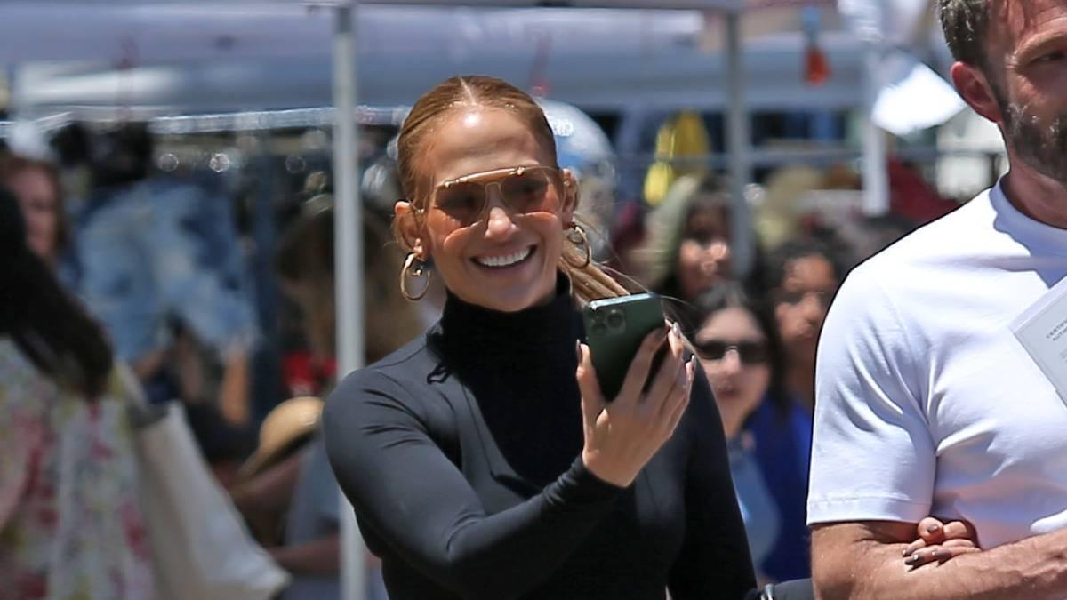 Jennifer Lopez con top negro y falda larga