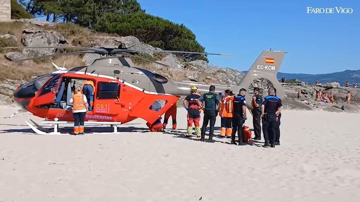 Evacúan en helicóptero a un infartado en la playa de Viñó, en Cangas