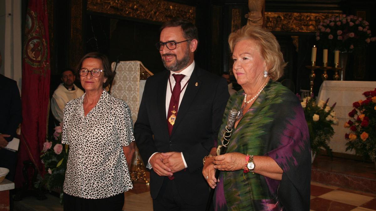 La hermana del exministro José Guirao Cabrera, Ana, regalaba un bastón de mando a la Patrona que recogían el alcalde y la expresidenta de la Hermandad de la Virgen de las Huertas.
