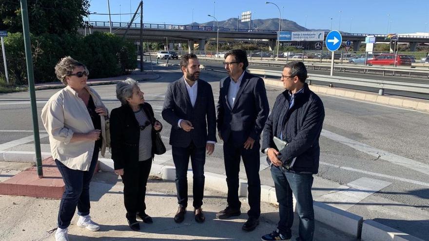 Pérez junto a la socialista María del Carmen Sánchez, el presidente la comunidad de propietarios, José Alarcón y  la presidenta de la asociación de vecinos, Josefina Blanco.