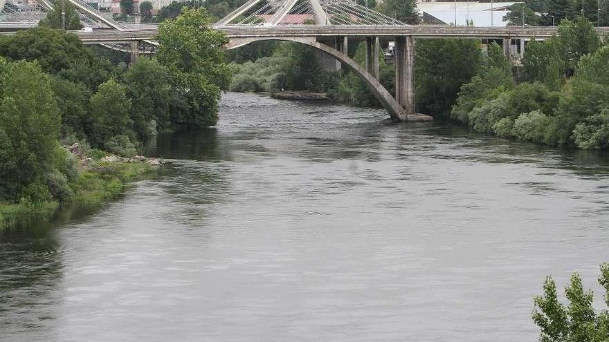 El río Miño, a su paso por la ciudad, en la zona del puente del Milenio. // Iñaki Osorio