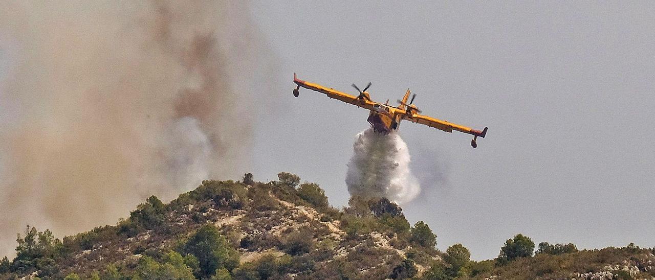 Un avión de Emergencias participa en las tareas de extinción del incendio de Llutxent, en 2018.  | REUTERS