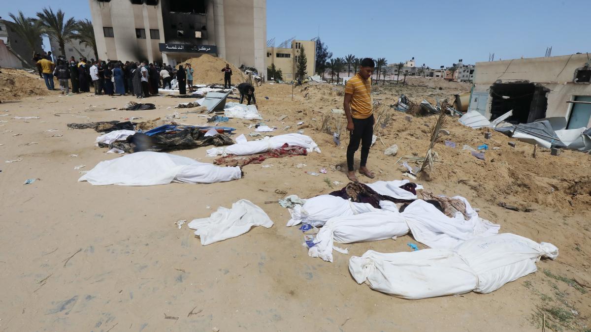Cadáveres hallados en una fosa común en el recintod del Hospsital Nasser de Jan Yunis, en la Franja de Gaza