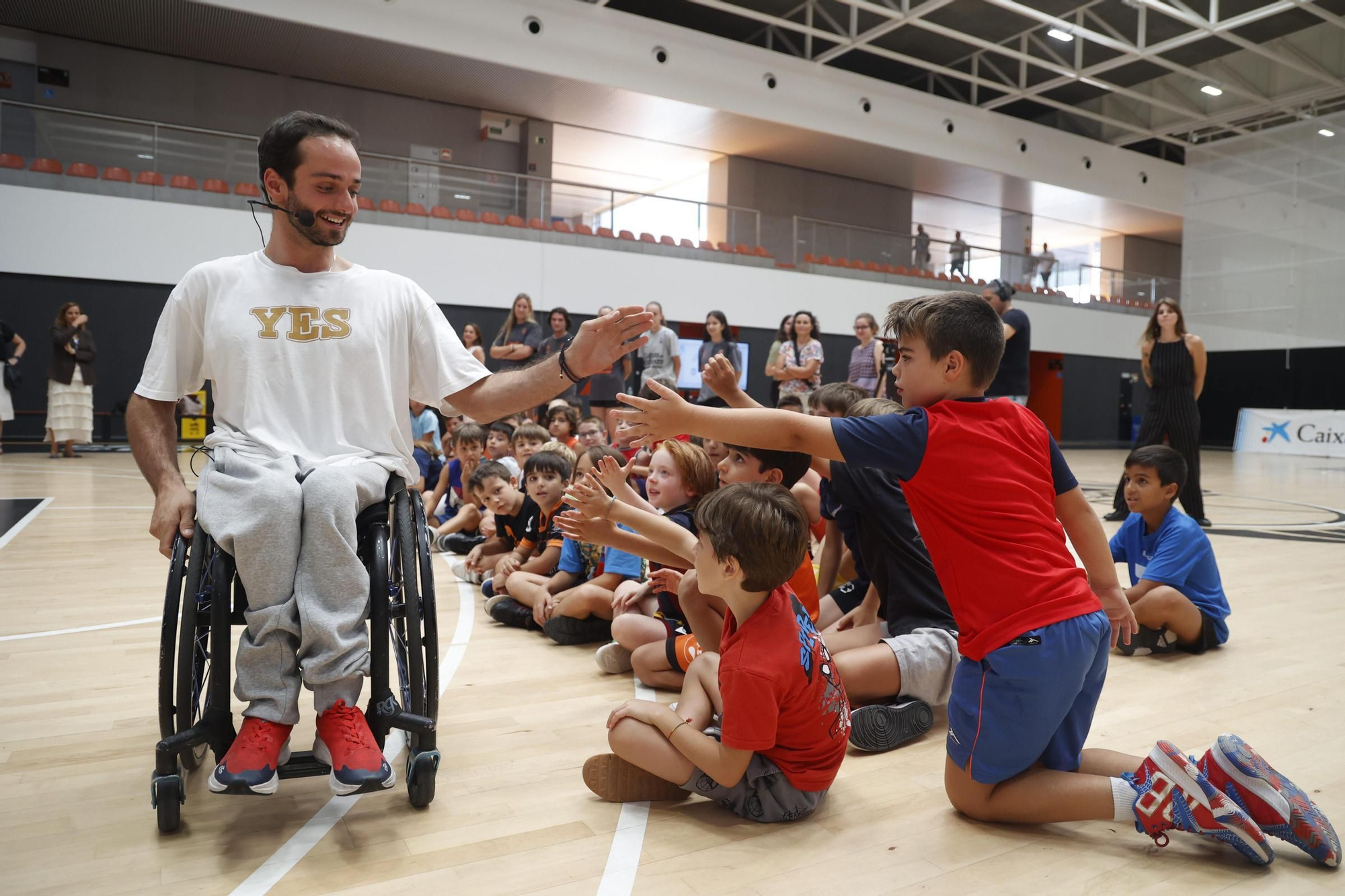 CaixaBank y el Valencia Basket acercan el deporte paralímpico a los más jóvenes