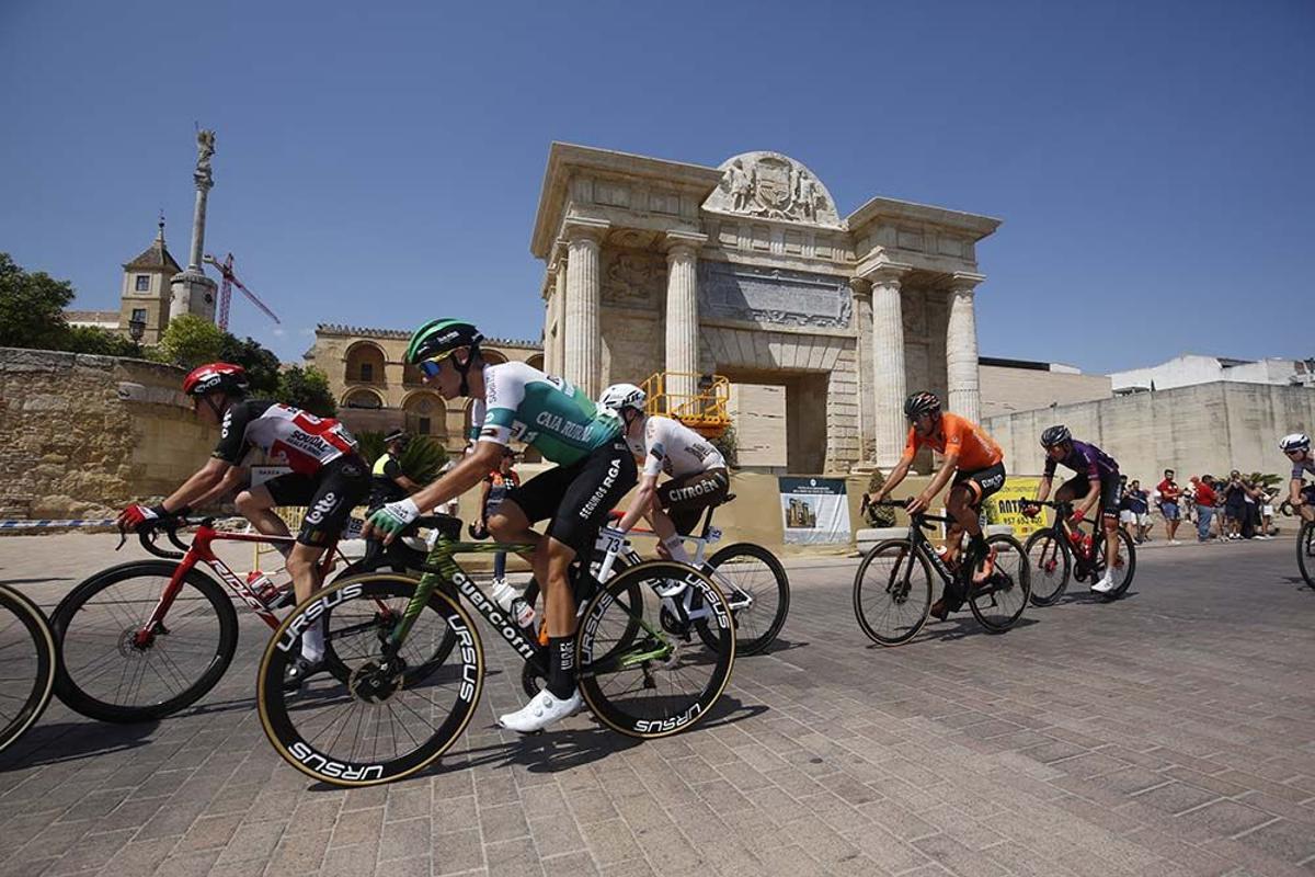 Ciclistas el paso por la Puerta del Puente en la edición de 2021 de la Vuelta.