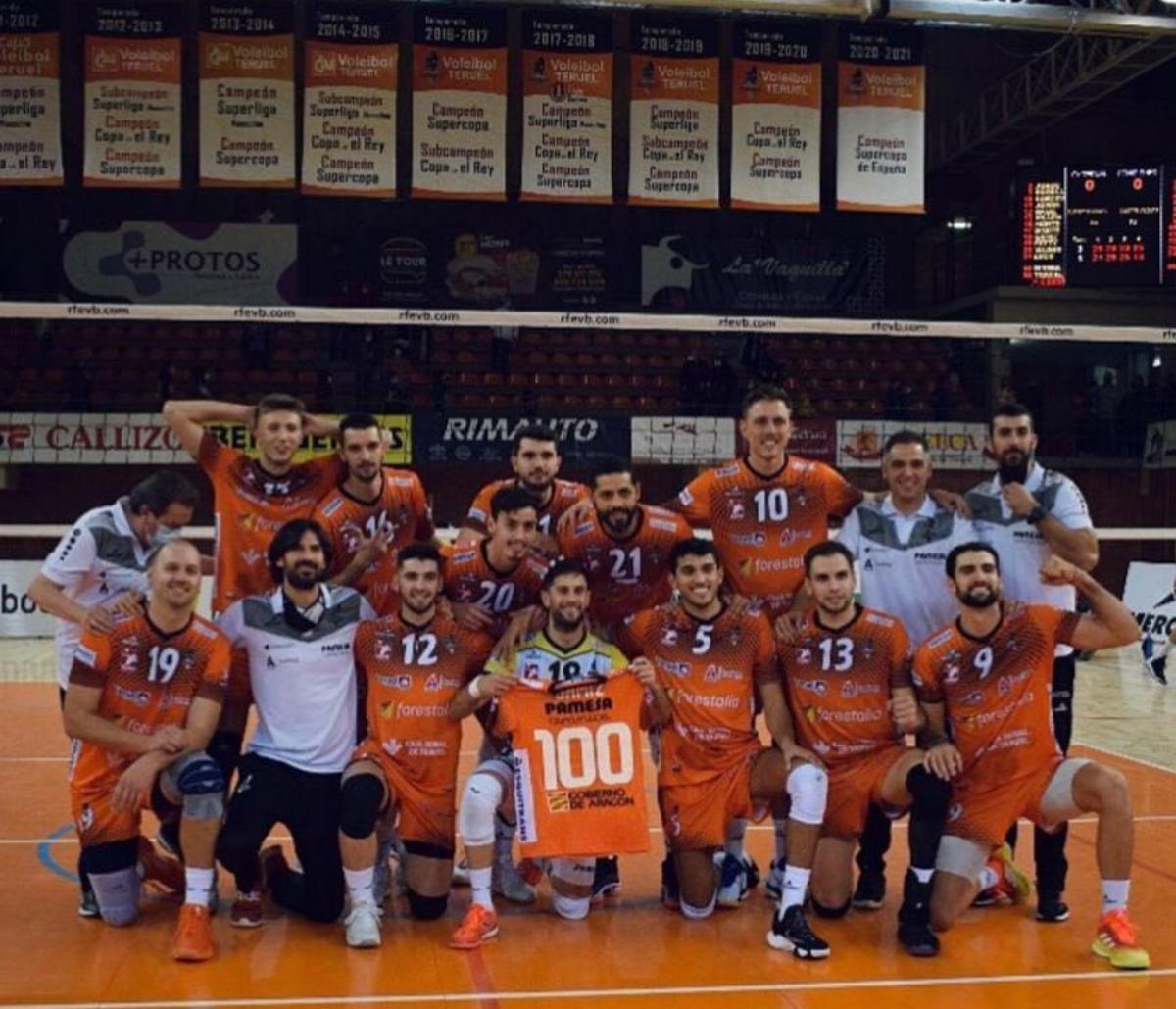 Los jugadores del Teruel, a la conclusión de un partido esta temporada.