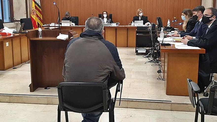 La Fiscalía eleva la pena para  el acusado de intentar asesinar  a su expareja en Menorca