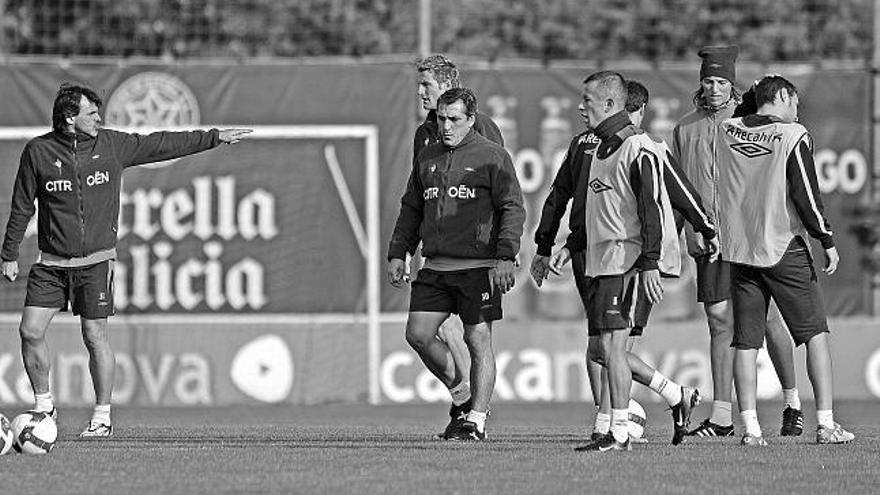 Rícar, ayudante de Murcia, da instrucciones en el entrenamiento de ayer en A Madroa a varios jugadores del Celta, con el entrenador en medio.