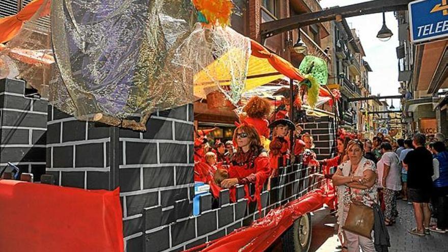 La rua de comparses de diumenge al migdia, el cor de la festa